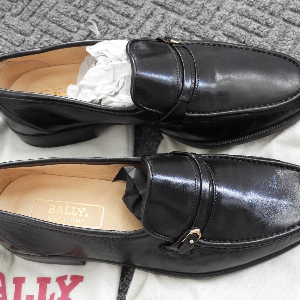 Shoes - Picture 3 of 8
